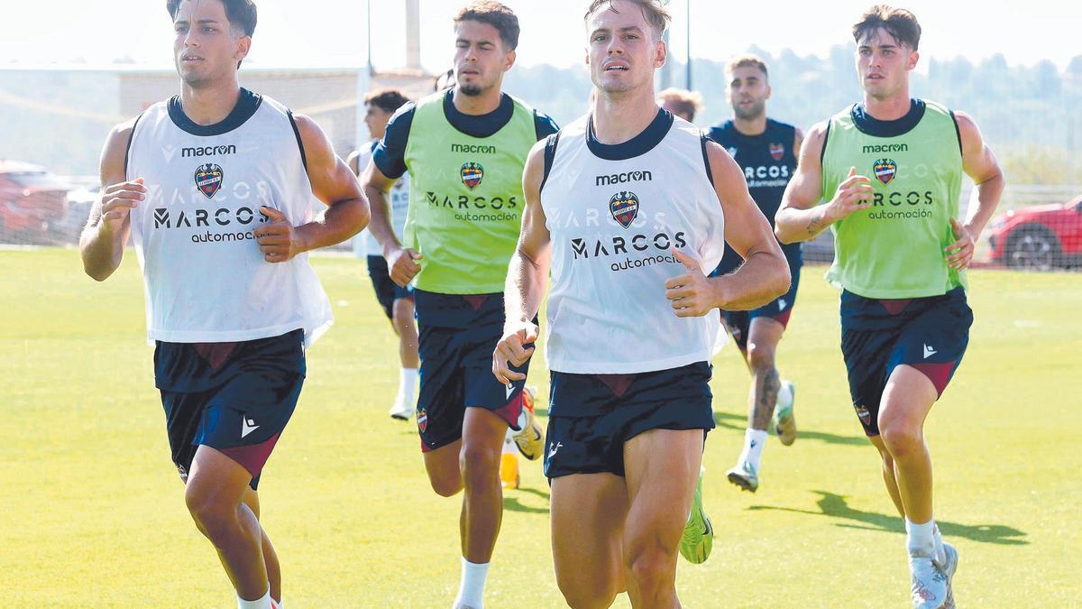 Entrenamiento del Levante UD en la ciudad deportiva de Buñol