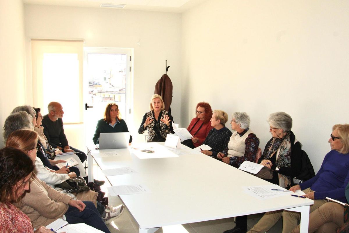 Imagen de archivo de la reunión que mantuvo la concejala de Gente Mayor, Clara Adsuara, con voluntarios de este programa.