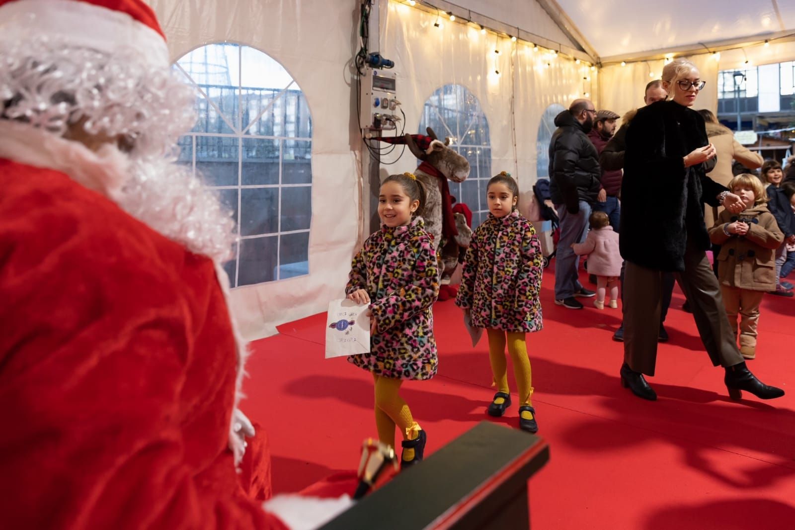 Papá Noel visita a los niños de Llanera: así ha sido la cita más emotiva del mercado navideño