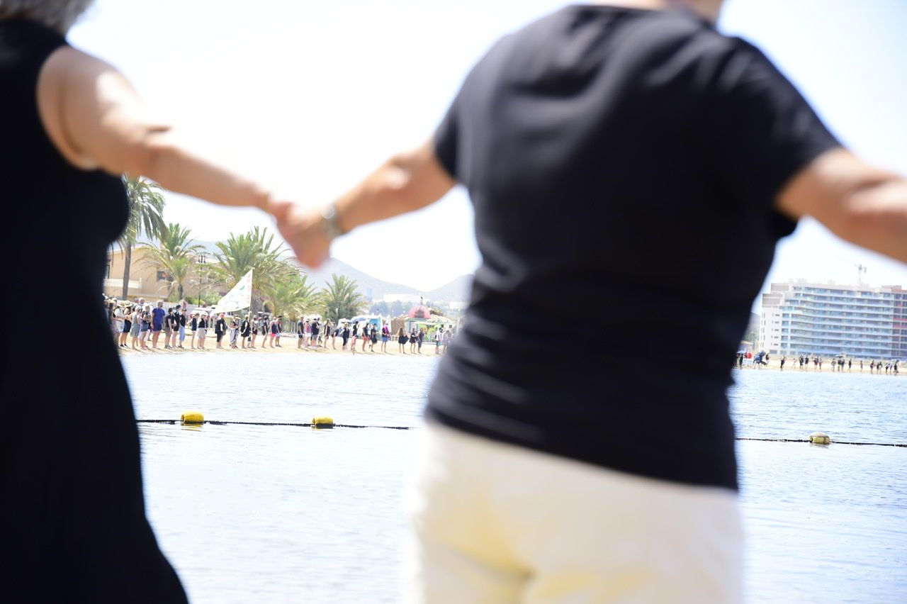 Miles de murcianos forman una cadena humana que rodea al Mar Menor en señal de protesta