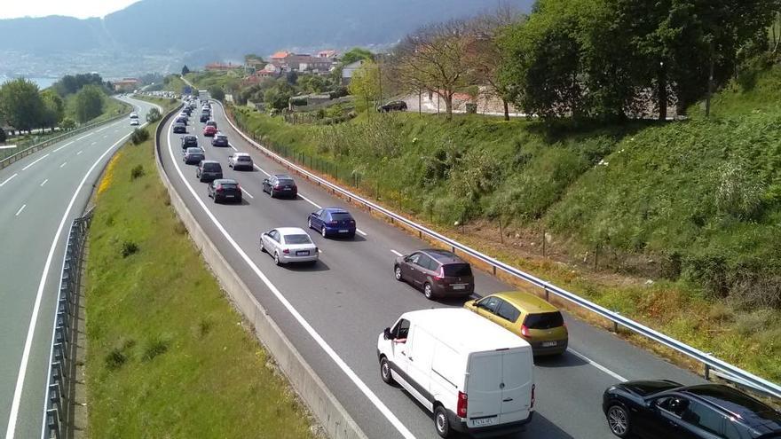 Retenciones en la autopista AP-9, en Vilaboa // Gustavo Santos