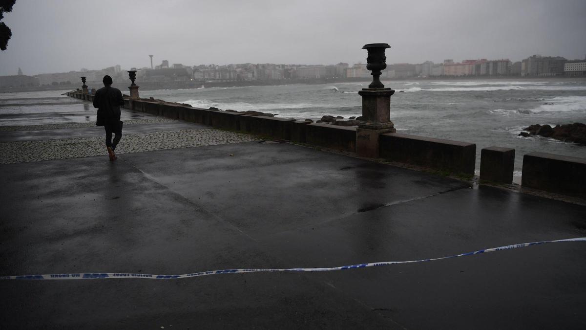 Una persona se salta el precinto policial para acceder a la rotonda de las Esclavas, en una tormenta pasada.