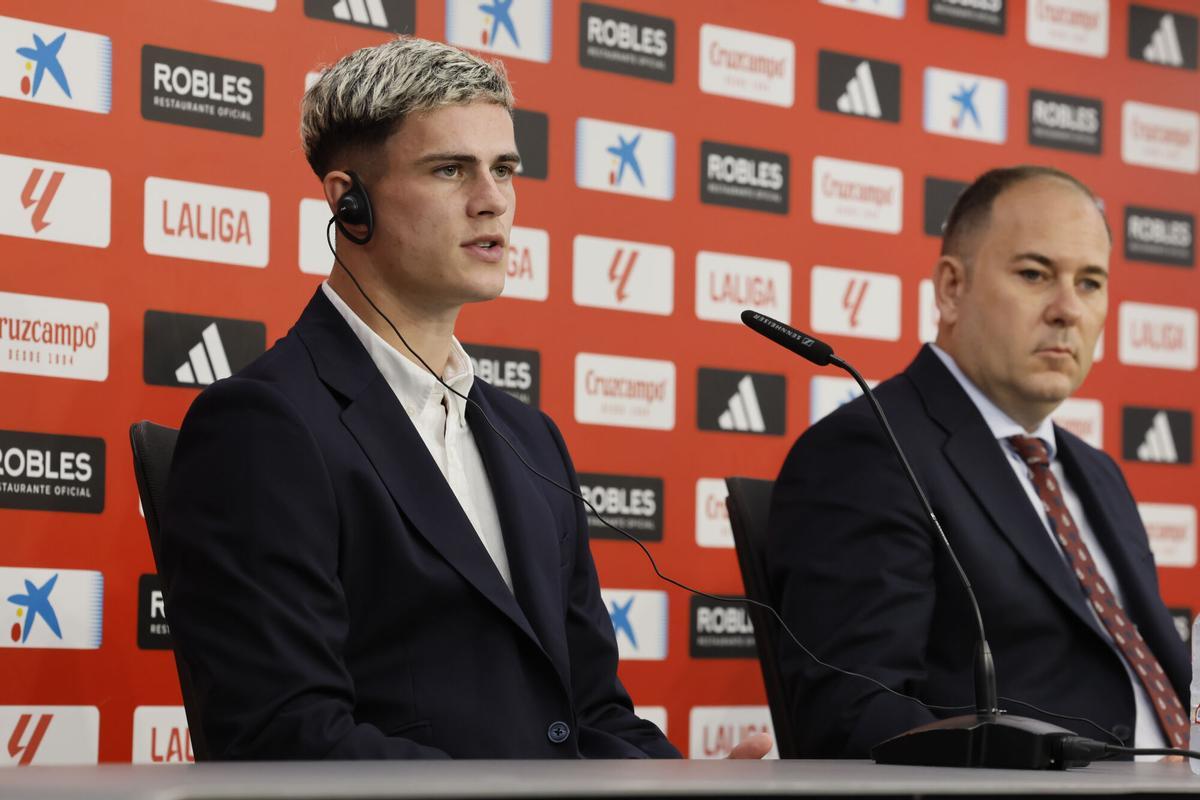 SEVILLA, 25/08/2026.- El delantero escocés Robbie Ure (i), durante su presentación junto al centrocampista georgiano Giorgi Kochorashvili, como los dos últimos fichajes del Sevilla, este martes en el estadio Ramón Sánchez-Pizjuán. EFE/ Jose Manuel Vidal