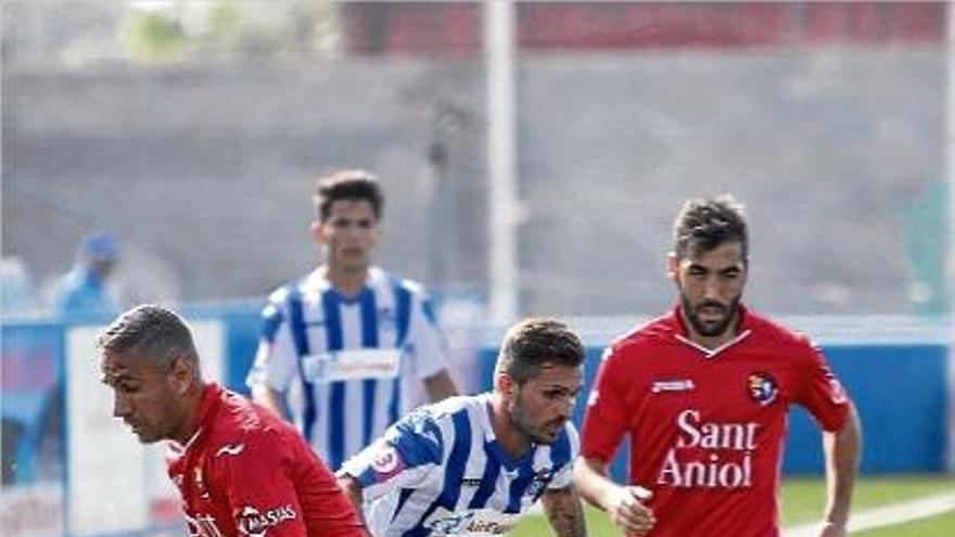 Perea, l&#039;autor del gol de l&#039;Olot, persegueix un jugador del Balears que estava defensat per Jose.