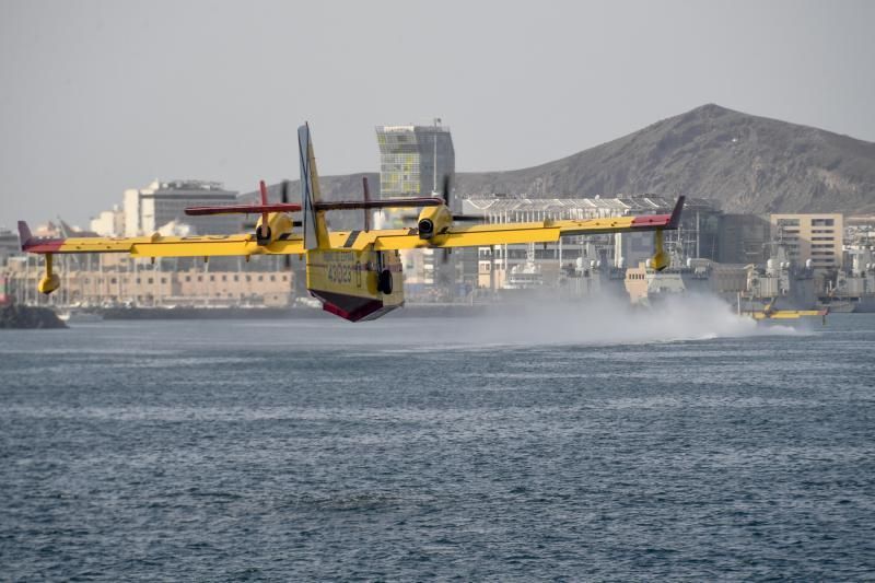 25-02-20 LAS PALMAS DE GRAN CANARIA. BAHIA DE LA CAPITAL. LAS PALMAS DE GRAN CANARIA. Amerizaje de los hidroaviones en la bahia capitalina para recoger agua.    Fotos: Juan Castro.  | 25/02/2020 | Fotógrafo: Juan Carlos Castro