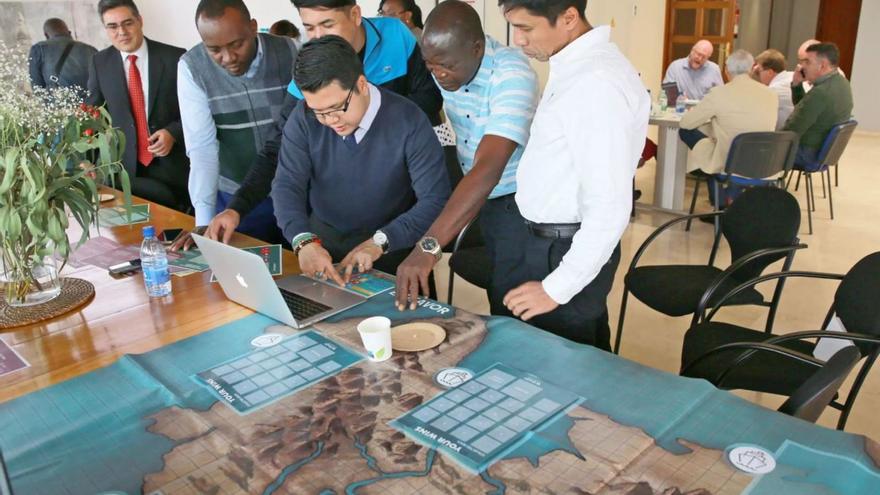 Uno de los equipos en plena partida al juego Port Endeaover durante el curso de formación celebrado en el Puerto de Las Palmas. | | LP/DLP