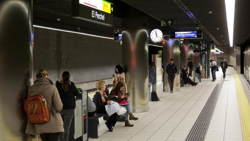 Usuarios del metro de Málaga.