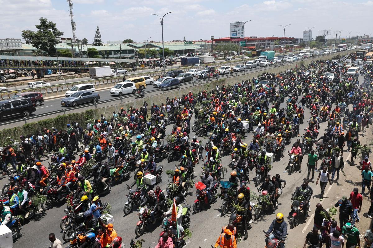 FORMER PRIME MINISTER ODINGA PAS (Kenya), 16/10/2025.- Supporters of the late Kenyan Prime Minister Raila Odinga follow the vehicle transporting his body to a stadium for public viewing after its arrival at Jomo Kenyatta International Airport in Nairobi, Kenya, 16 October 2025. Odinga, 80, who spent many years as an opposition leader, passed away in India on 15 October 2025 while receiving medical treatment. (Kenia) EFE/EPA/DANIEL IRUNGU