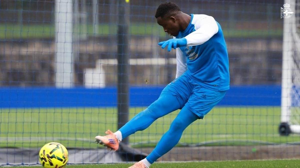 Bil Nsongo entrenando con el Fabril