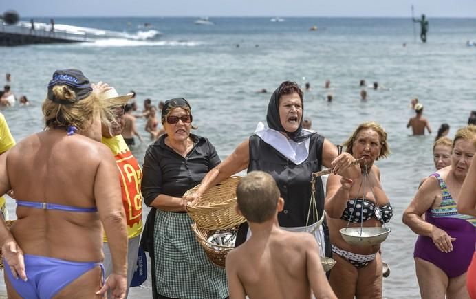 20/08/2017 MELENARA, TELDE.  Varada del Pescado en Melenara. Un grupo de señoras ataviadas de pescadoras representaron la venta tradicional del pescado por la playa de Melenara. FOTO: J. PÉREZ CURBELO