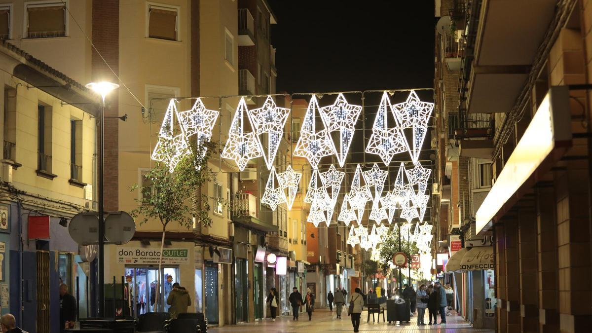 El barrio zaragozano de Delicias lleno de luces de Navidad.