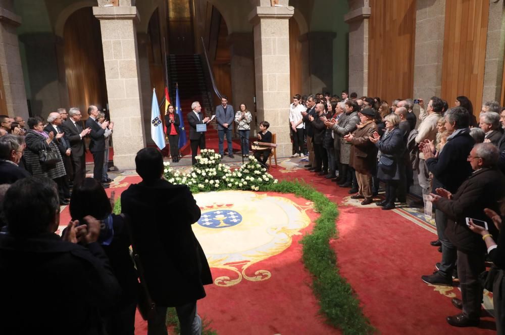 El alcalde Xulio Ferreiro, el escritor Manuel Rivas o el expresidente de la Real Academia Galega, Xesús Alonso Montero, han estado presentes en el acto.