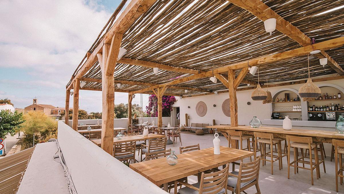 La terraza de la segunda planta ofrece unas vistas increíbles y es el lugar ideal para disfrutar del atardecer en el centro de la isla. | FOTOS: RITMO FORMENTERA