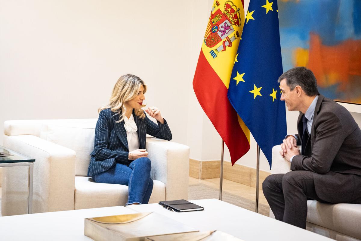 El presidente del Gobierno, Pedro Sánchez, y la vicepresidenta segunda y ministra de Trabajo, Yolanda Díaz, durante su reunión en Moncloa este martes para abordar el gasto en defensa.