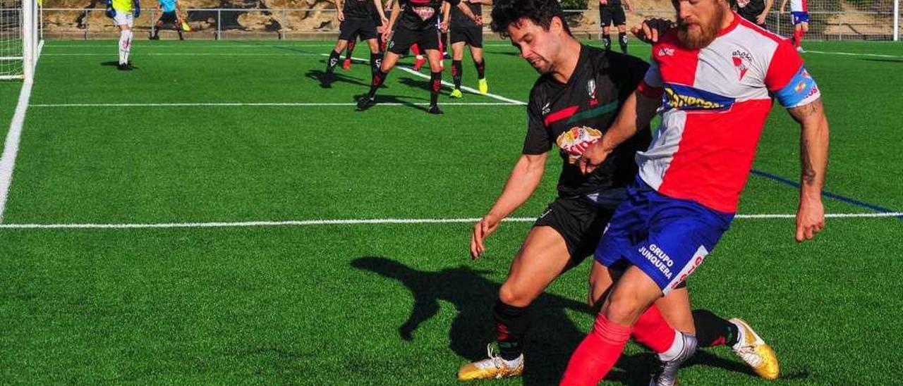 Suso Martínez controla un balón en el lateral del área visitante mientras es presionado por Make. // Iñaki Abella