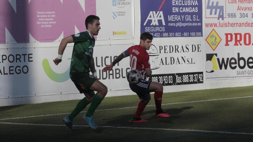 Mauro junto a un rival en el partido del Alondras ante el Arenteiro.