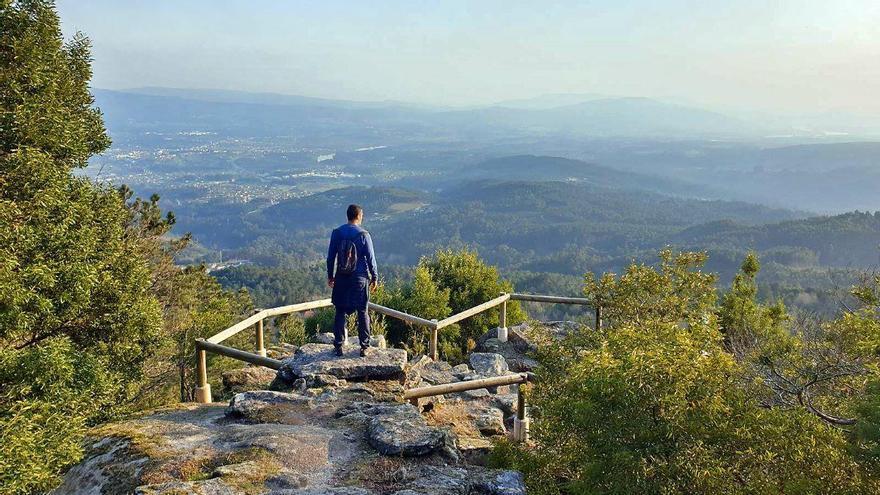 Ruta senderismo por el primer parque natural de Galicia: un recorrido sencillo por un monte de leyenda