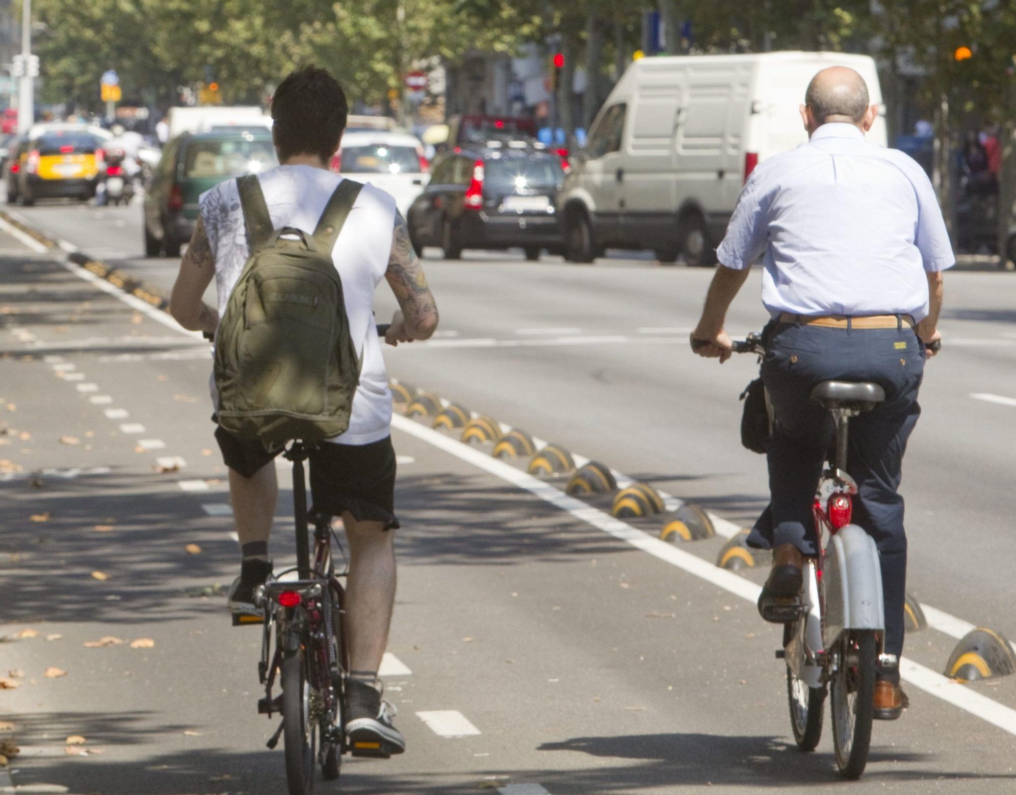 Dos ciclistas en Barcelona.