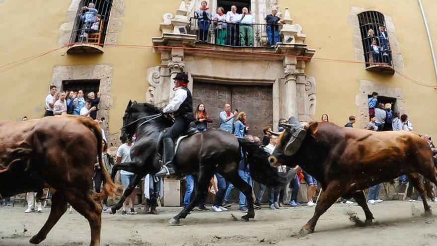 Un toro se queda con la bota de un caballista en la Entrada de Segorbe