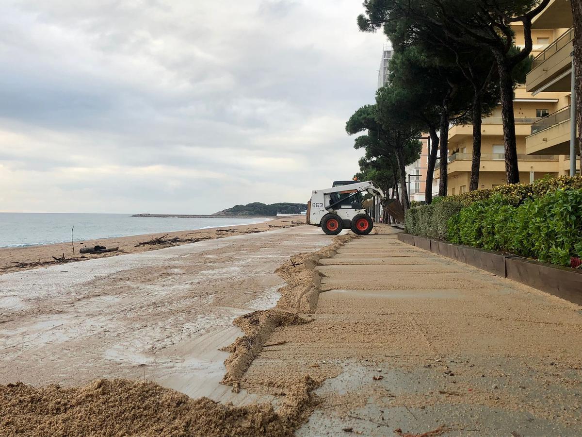 Les fotos de l'estat del passeig marítim de Platja d’Arodesprés de la llevantada