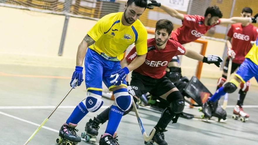 Pedro González, en primer término, durante el partido ante el G.E.iE.G. disputado en Grado.