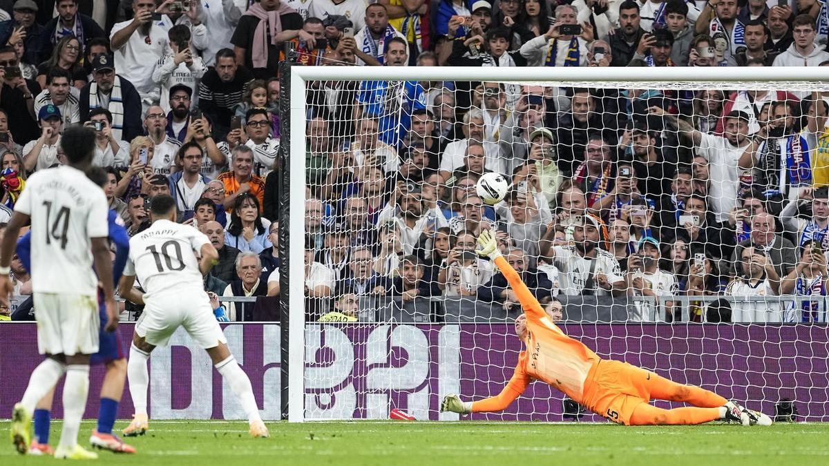 Wojciech Szczesny (FC Barcelona) detiene un penalti a Kylian Mbappé en el Clásico de Liga en el Santiago Bernabéu