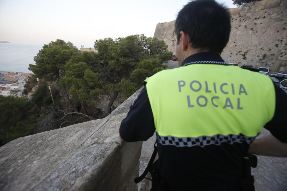 Rescatan a una mujer tras caer desde la muralla del castillo de Santa Bárbara