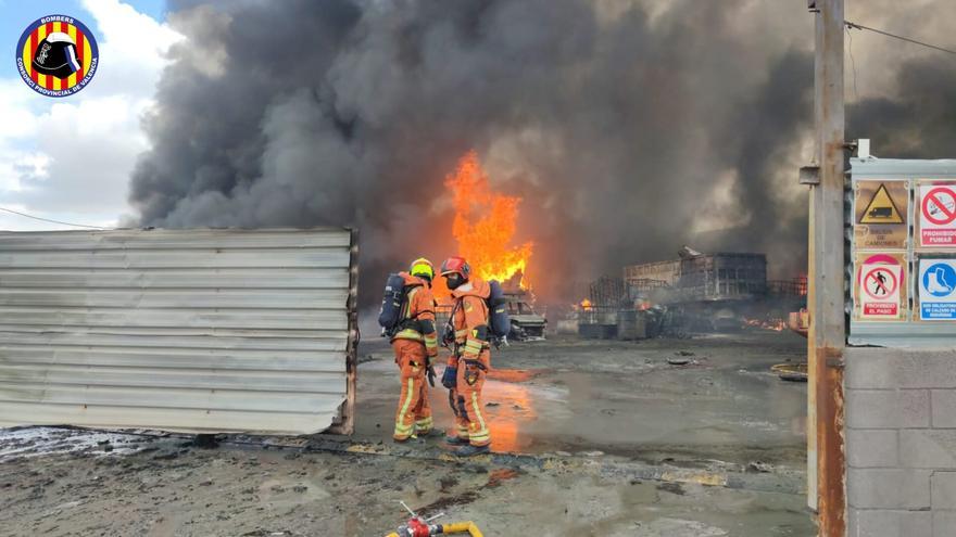 Un incendio destruye una nave con productos químicos en Loriguilla