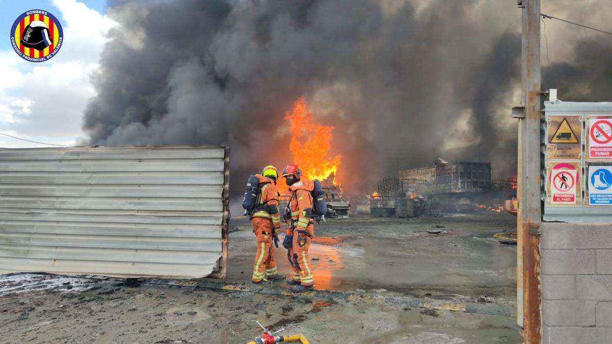 Incendio industrial Loriguilla  El fuego consume una planta de