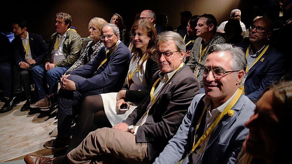 Ambiente en la sede de JuntsxCat, con las autoridades en primera fila, seguiendo el escrutinio.