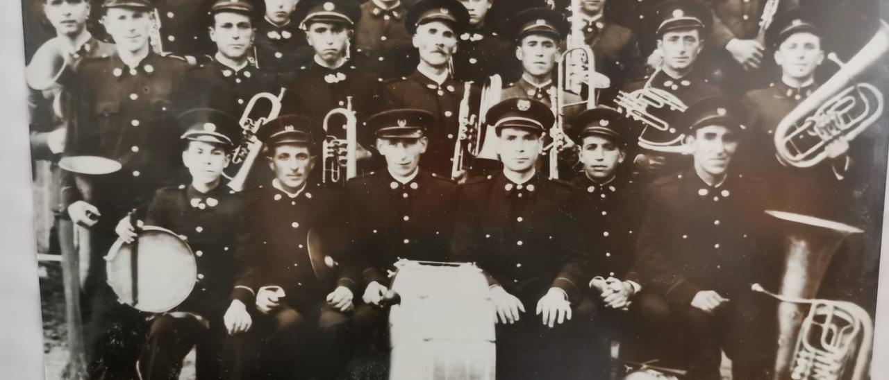 Una imagen de la Banda de Música del Casino de Vilasobroso de 1954. // D.P.