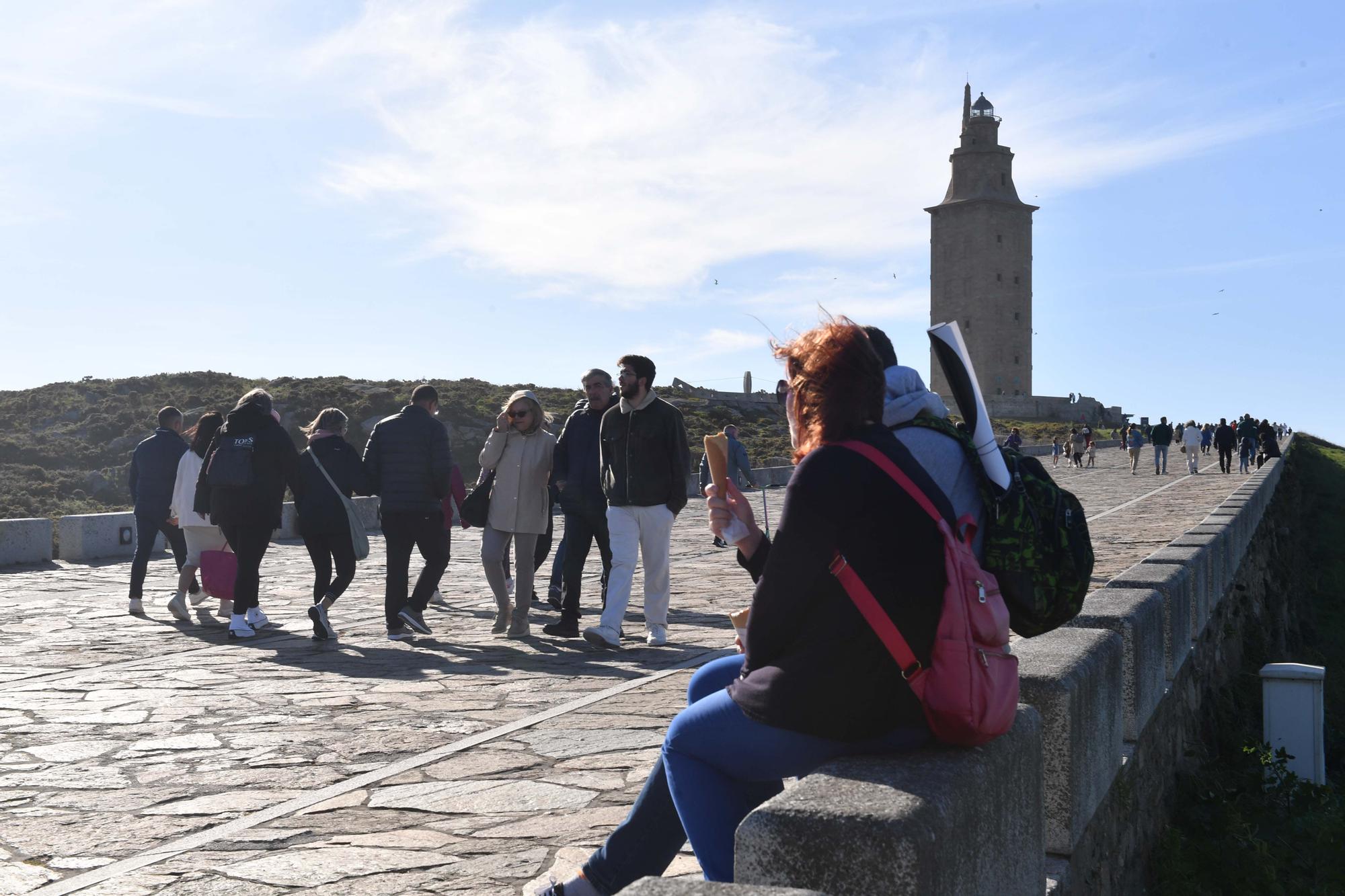 Semana Santa en A Coruña: turistas en la Torre de Hércules