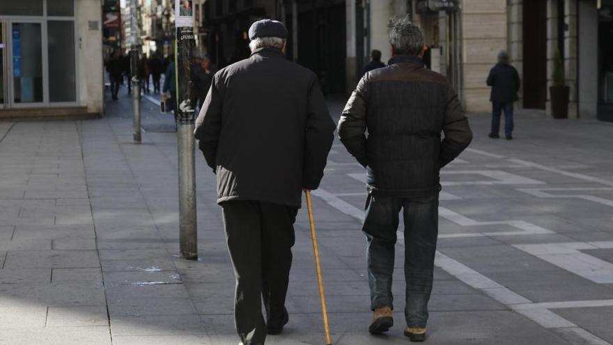 Personas mayores pasean por la capital.