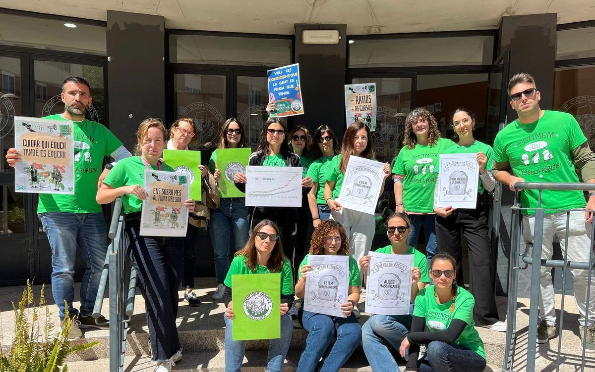 Docentes del CEIP Cervantes, en Gandia, se suman al movimiento de "camisetas verdes".