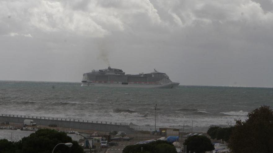 Die MSC Meraviglia nähert sich von Portixol langsam Palmas Hafen.