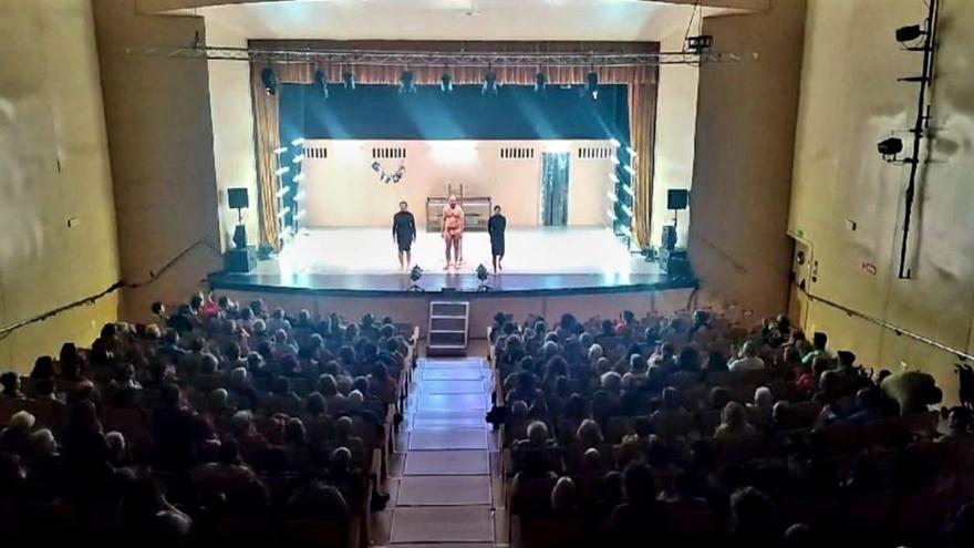 El auditorio de la Casa de Cultura, abarrotado durante la representación. | LNE