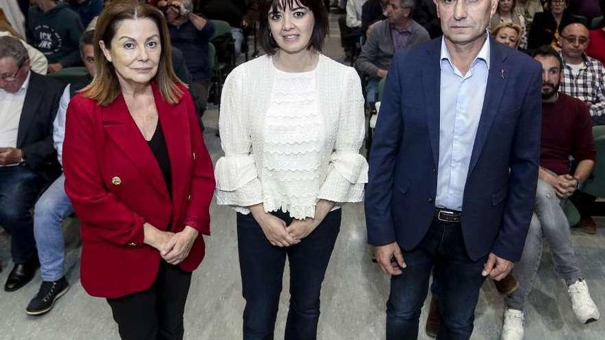 Los candidatos a la Alcaldía de Gozón de partidos con representación municipal, ayer, en la Casa de Cultura de Luanco, totalmente abarrotada, antes del debate organizado por el Club LA NUEVA ESPAÑA de Avilés.