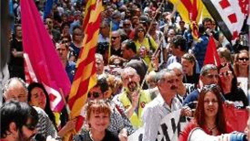 Centenars de persones manifestant-se durant el passat 1 de maig.