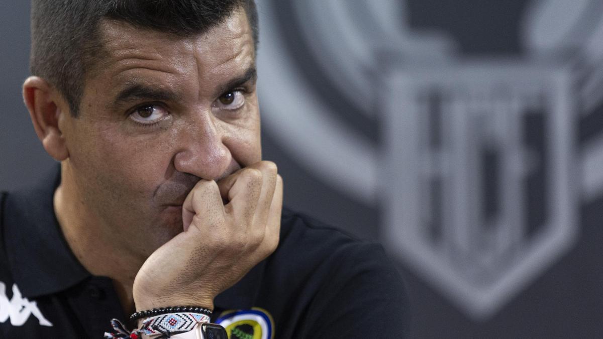 Rubén Torrecilla, todavía entrenador del Hércules, en la sala de prensa del Rico Pérez.