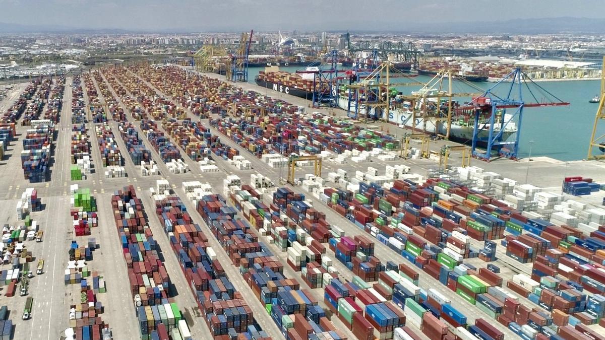 Terminal del Grupo Cosco en el puerto de València, en una imagen de archivo.