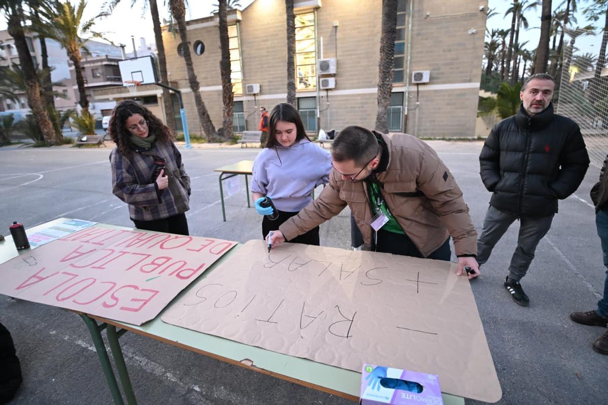 Cincuenta profesores del IES La Torreta de Elche se encierran para reclamar mejoras en la educación pública Cincuenta profesores del IES La Torreta de Elche se encierran para reclamar mejoras en la educación pública