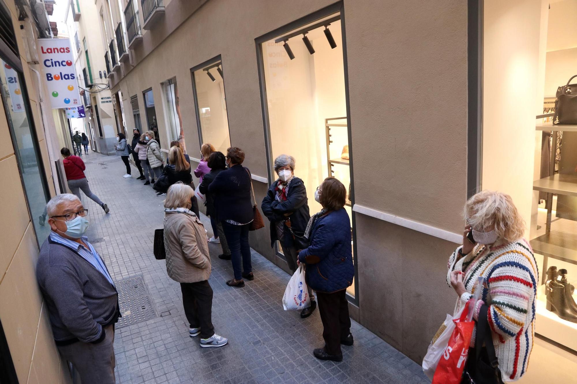 Colas en los comercios de Málaga el día antes del cierre de la actividad