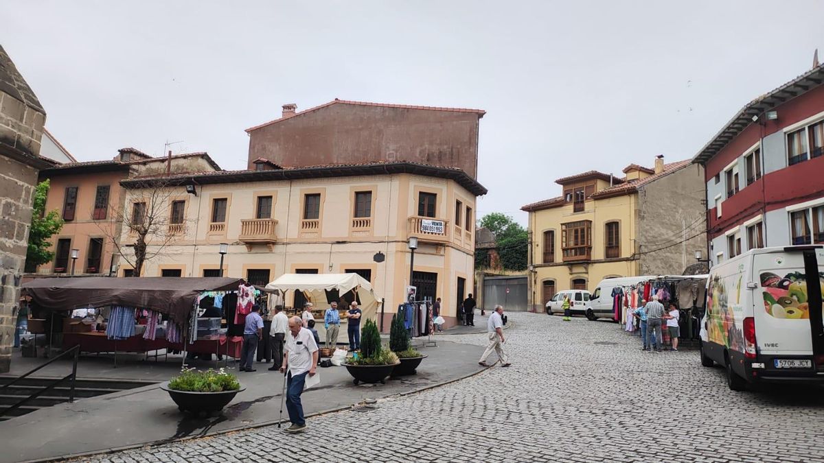 El centro de Salas, durante un diía de mercado.