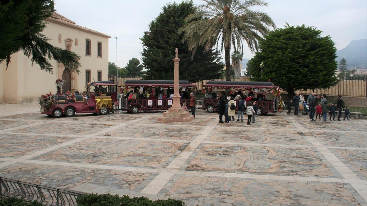 El atrio del Santuario Patronal de Santa María la Real de las Huertas se convertía en la estación de llegada y salida de los trenes de la Navidad.