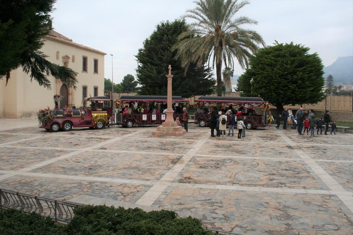 El atrio del Santuario Patronal de Santa María la Real de las Huertas se convertía en la estación de llegada y salida de los trenes de la Navidad.