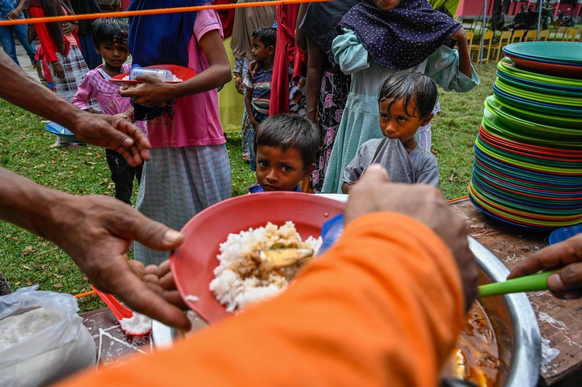 Un barco con casi 200 rohingyas desembarca en la costa de Indonesia