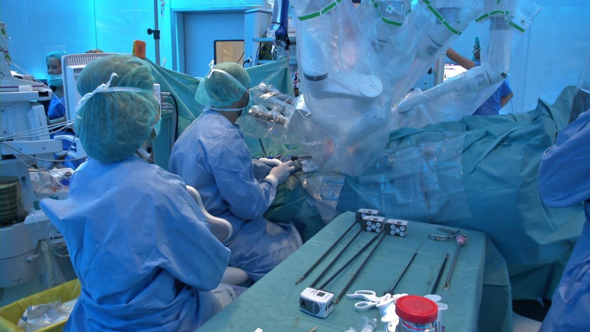 Médicos, en una operación en un quirófano, en una fotografía de archivo.