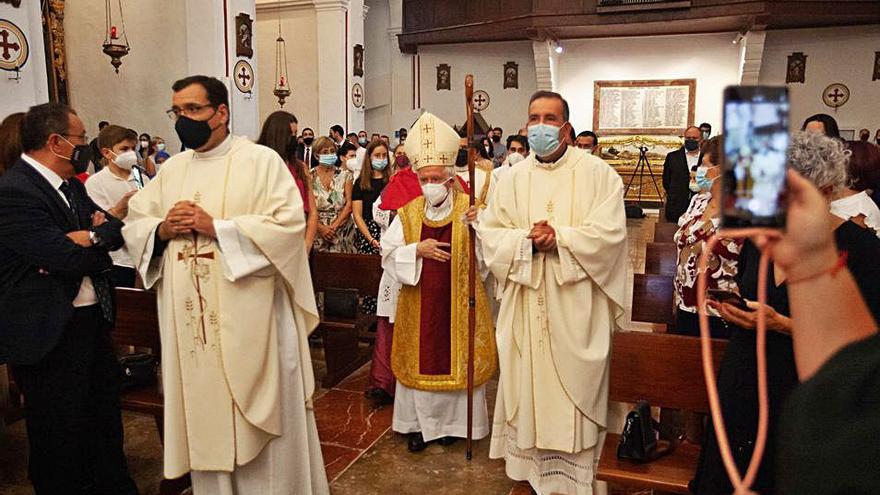 La ceremonia comenzó con la procesión de los sacerdotes y del arzobispo hasta el presbitero. Cañizares fue acompañado por el administrador diocesano, Vicent Ribas, en la imagen, a su derecha.