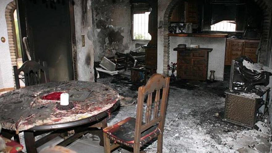 Imagen de la casa con el techo destrozado por el rayo y el interior calcinado por el fuego