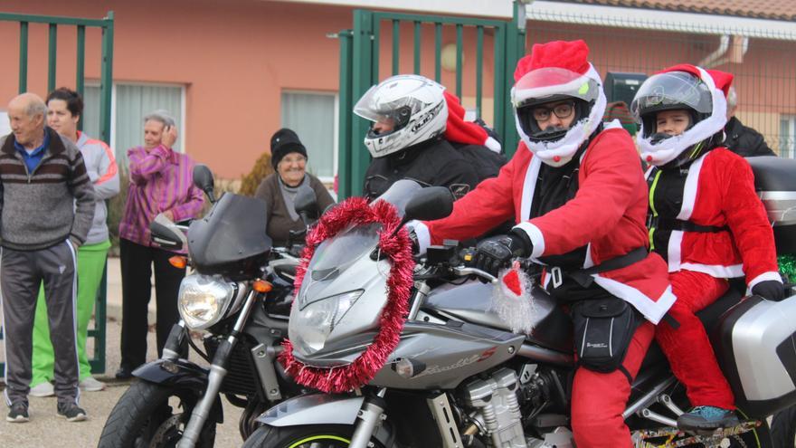 Los moteros de Papá Noel anuncian la Navidad en los pueblos de Sanabria
